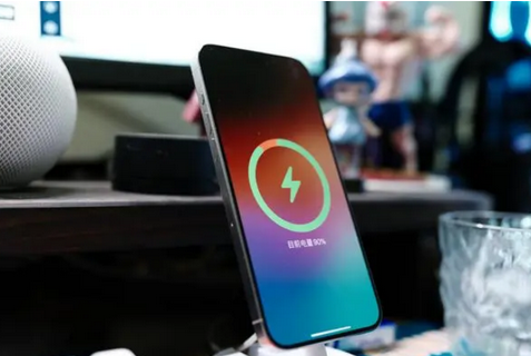鸡东苹果15换屏服务分享用什么充电器给iPhone15充电更好 